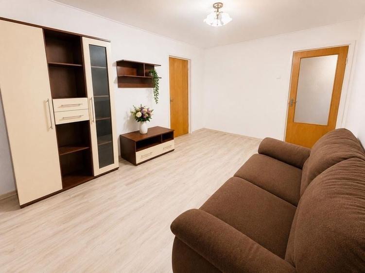Apartament cu 3 camere decomandat în Lacul Tei