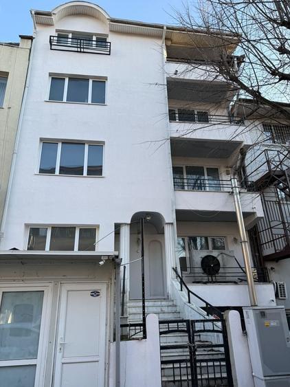 Casă individuală cu 12 camere cu Canalizare în Cotroceni