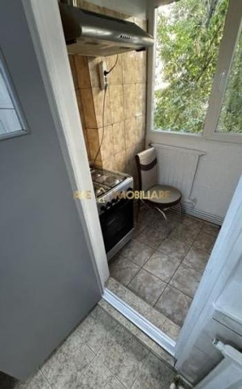 Apartament cu 3 camere decomandat, mobilat în Berceni