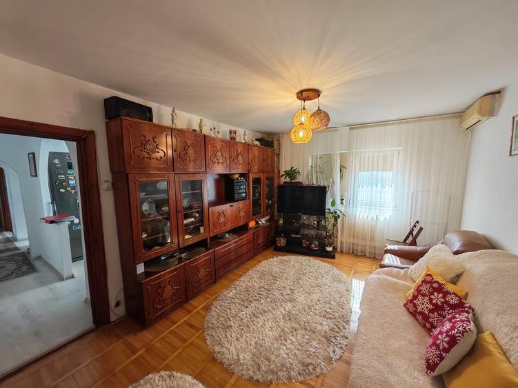 Apartament cu 3 camere decomandat în Dacia