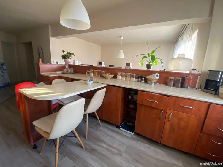 Apartament cu 4 camere decomandat în Petros