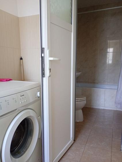 Apartament cu 3 camere semidecomandat în Podu Roș