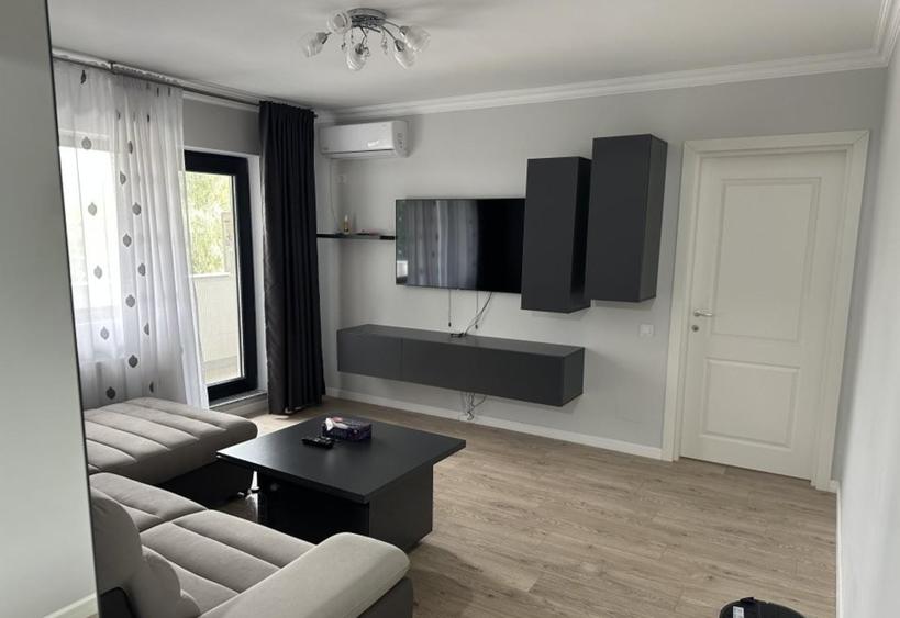 Apartament cu 2 camere semidecomandat, mobilat în Eminescu