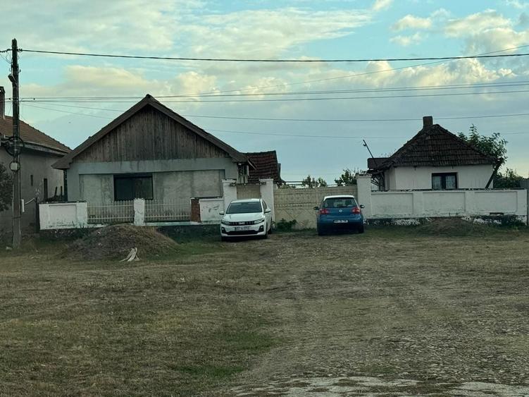 Casă individuală cu 3 camere cu Canalizare în Leș