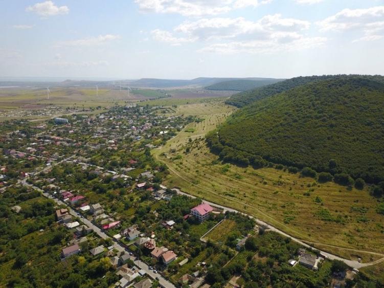 Casă individuală cu 18 camere cu Teren 2000 Mp în Est