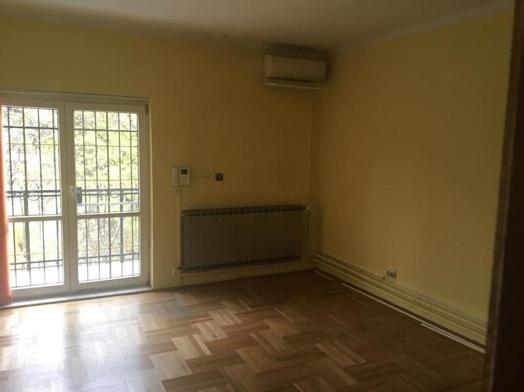 Casă individuală cu 6 camere cu Canalizare în Cotroceni