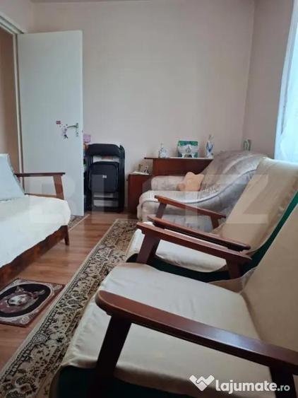 Apartament cu 3 camere semidecomandat, mobilat în Central
