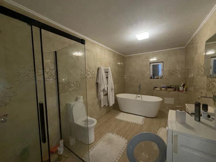 Casă cu 5 camere cu Teren 1000 Mp în Roman