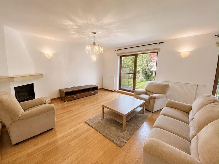 Duplex cu 6 camere cu Piscina în Iancu Nicolae