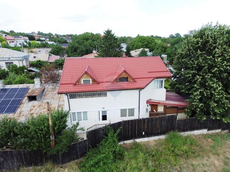 Casă individuală cu 7 camere cu Teren 607 Mp în Nord-Est
