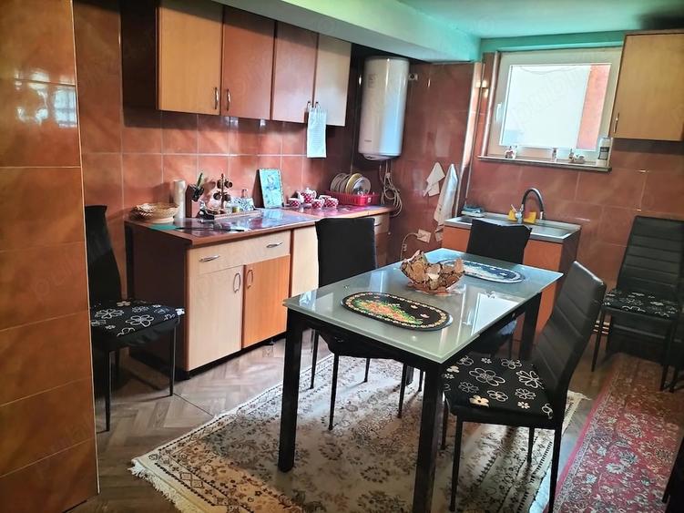 Casă cu 5 camere cu Teren 1000 Mp în Central