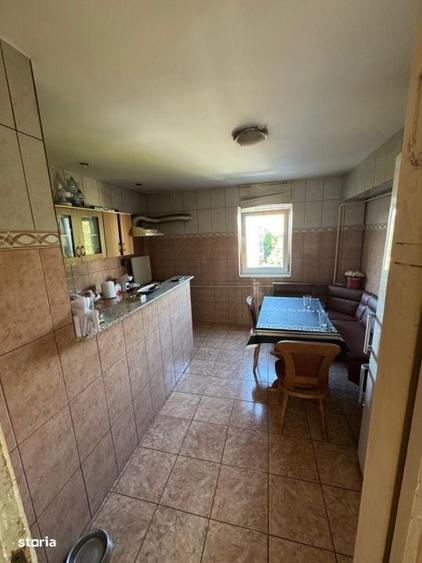 Apartament cu 3 camere decomandat în Craiovița Nouă