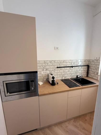 Apartament cu 3 camere semidecomandat în Sala Palatului