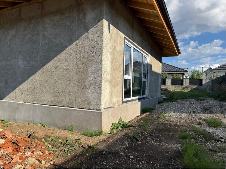 Casă individuală cu 3 camere cu Canalizare în Sânpetru