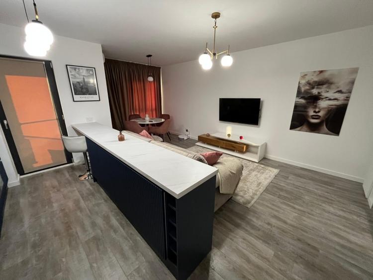 Apartament cu 2 camere semidecomandat, mobilat în Pajura