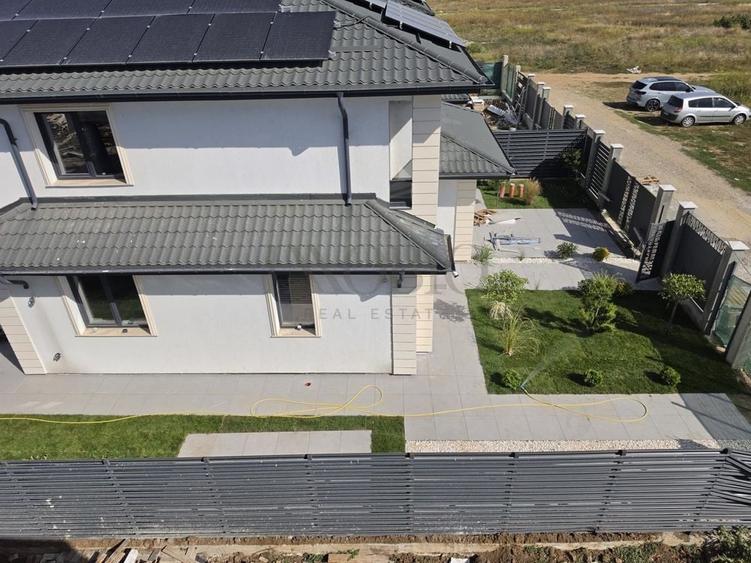 Casă individuală cu 4 camere cu Canalizare în Tunari