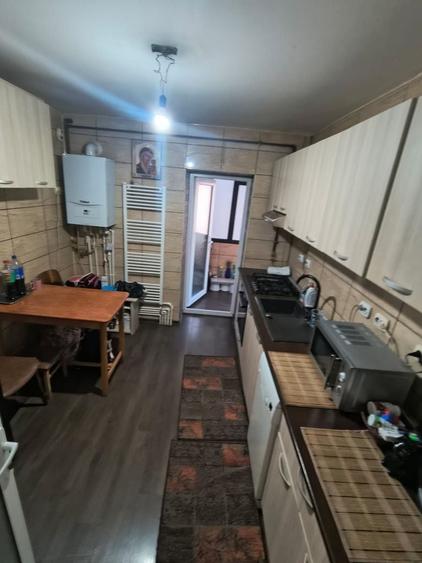 Apartament cu 4 camere decomandat în Trocadero