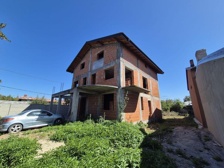 Casă individuală cu 7 camere cu Canalizare în Chiajna
