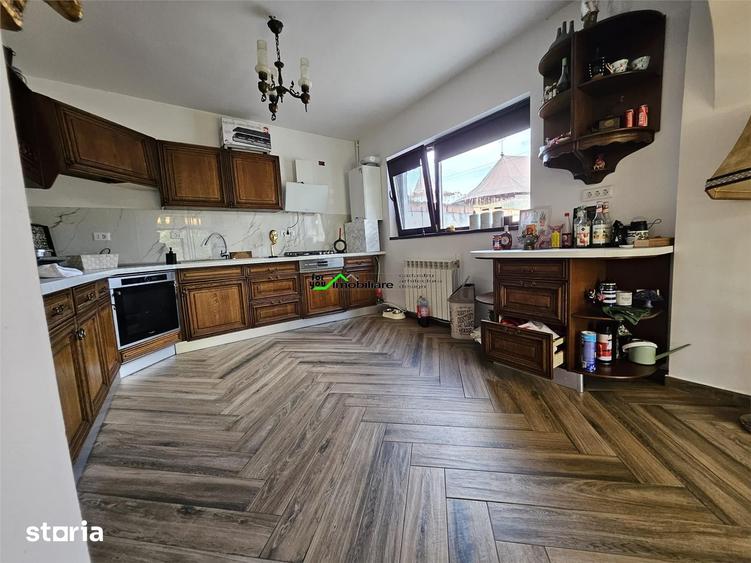 Casă cu 7 camere cu Teren 907 Mp în Hemeiuș