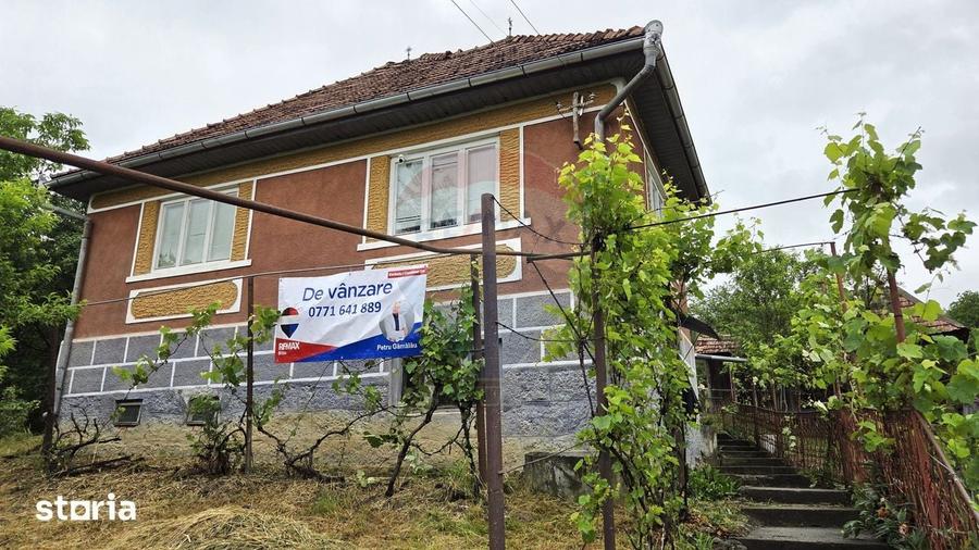 Casă cu 3 camere semidecomandat cu Teren 2200 Mp în Gornești