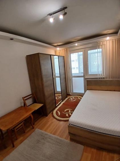 Apartament cu 3 camere semidecomandat în Alexandru cel Bun
