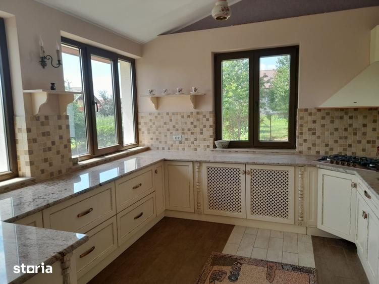 Casă cu 5 camere cu Teren 2000 Mp în Central