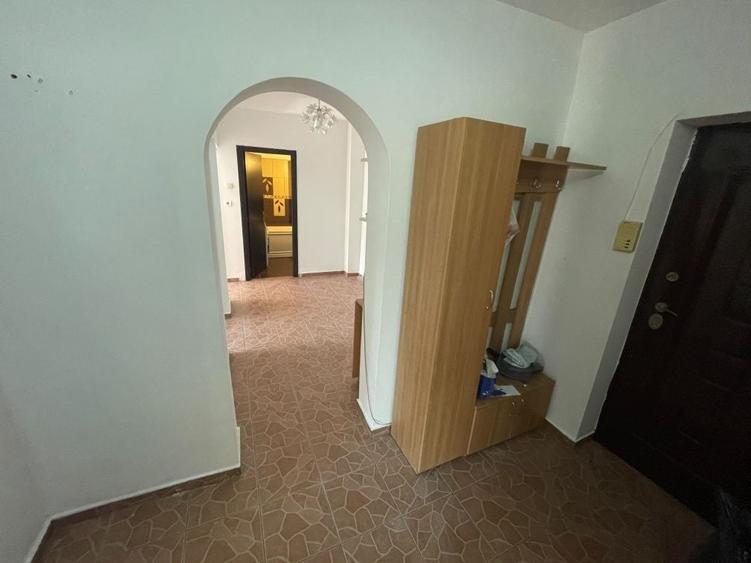 Apartament cu 3 camere decomandat în Nicolina