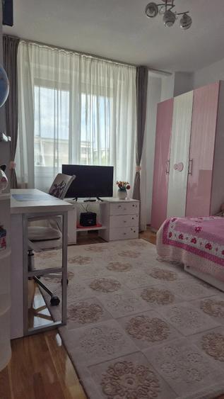 Apartament cu 4 camere decomandat în 22 Decembrie