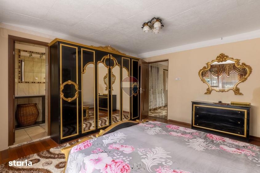 Casă cu 4 camere decomandat în Pârneava