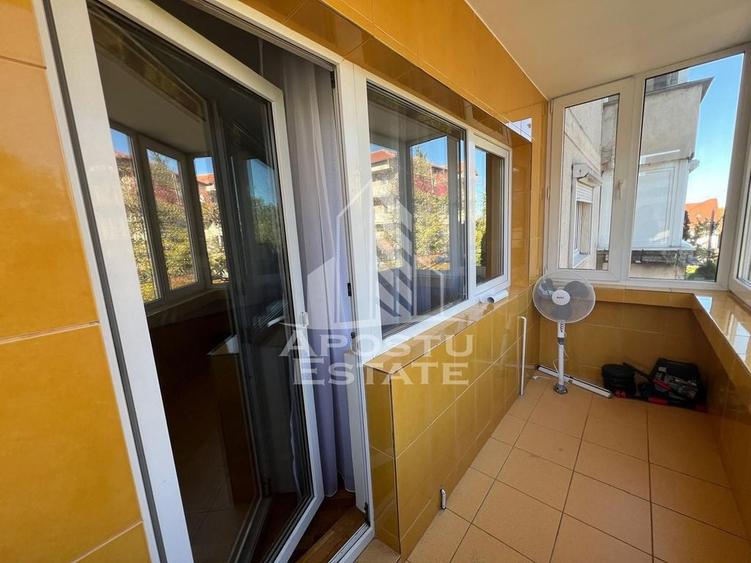 Apartament cu 3 camere decomandat, mobilat în Girocului