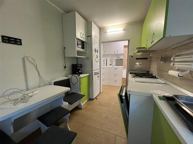 Apartament cu 3 camere semidecomandat în Rogerius