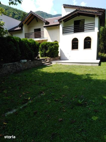 Casă cu 7 camere cu Teren 980 Mp în Râu de Mori
