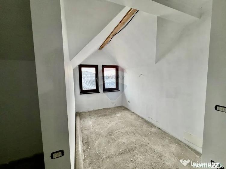 Casă cu 7 camere cu Teren 615 Mp în Est