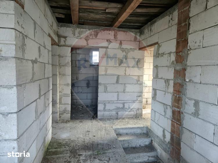 Casă cu 7 camere cu Teren 3650 Mp în Central