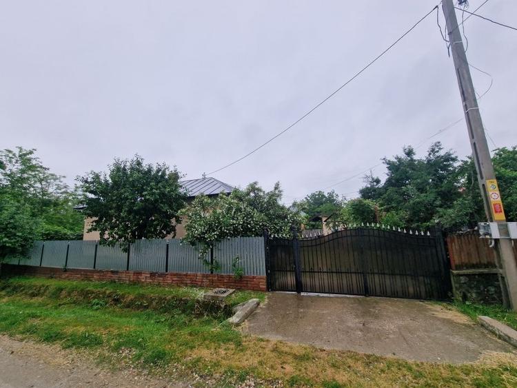Casă individuală cu 3 camere cu Canalizare în Lunca Corbului