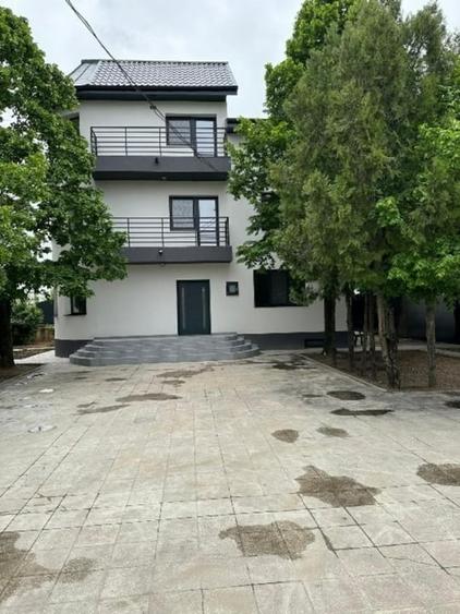 Casă cu 9 camere cu Teren 550 Mp în Drumul Taberei