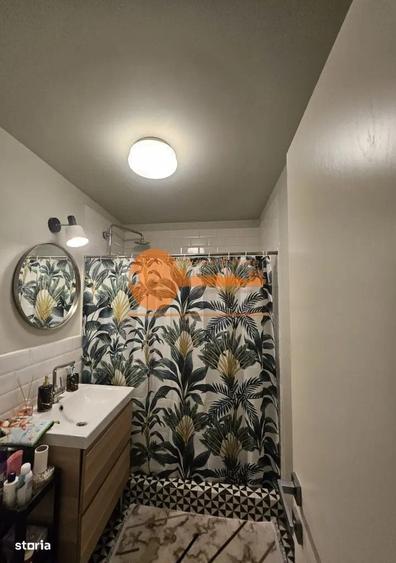 Apartament cu 4 camere semidecomandat în Tei