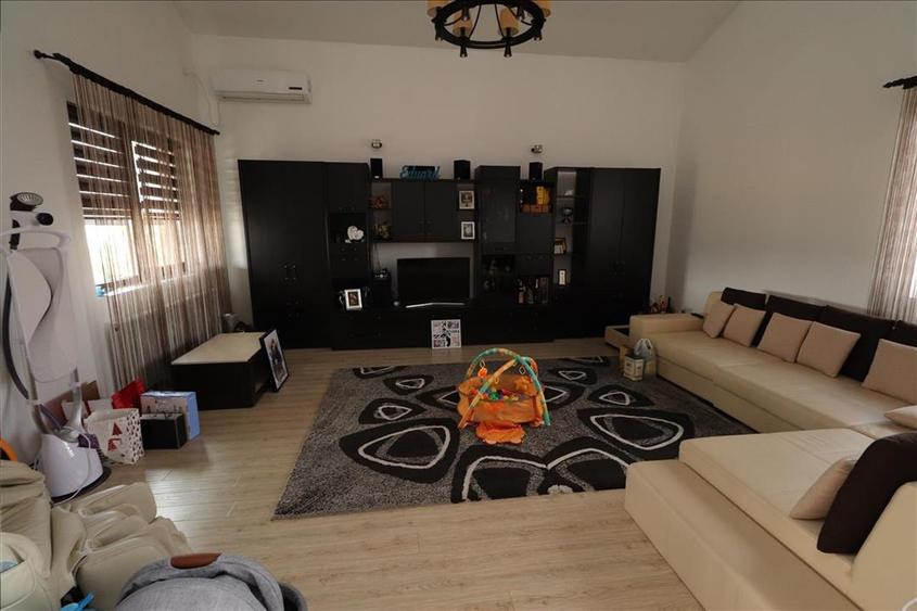Casă individuală cu 5 camere cu Teren 2795 Mp în Budești