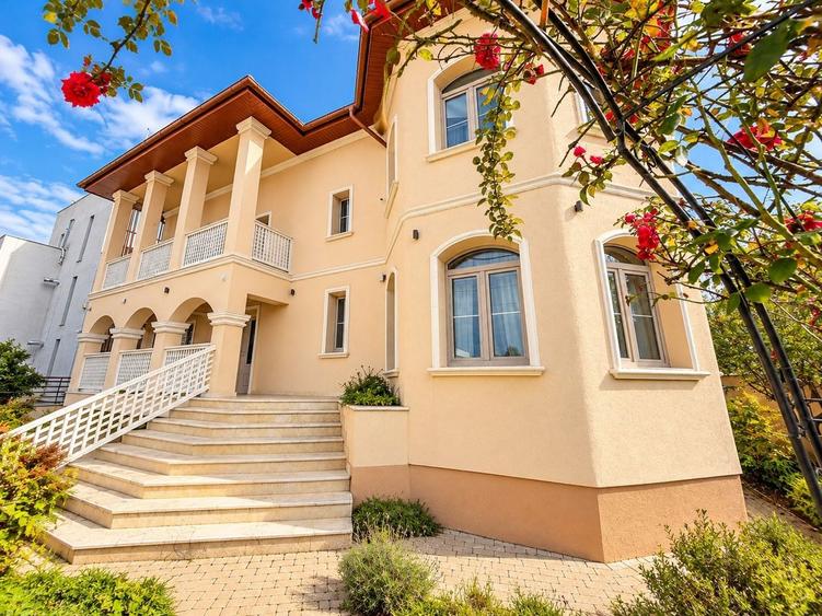 Casă individuală cu 7 camere cu Canalizare în Pipera