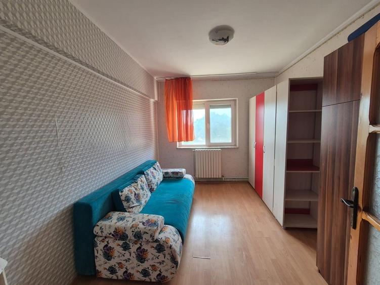 Apartament cu 4 camere decomandat, mobilat în Gara