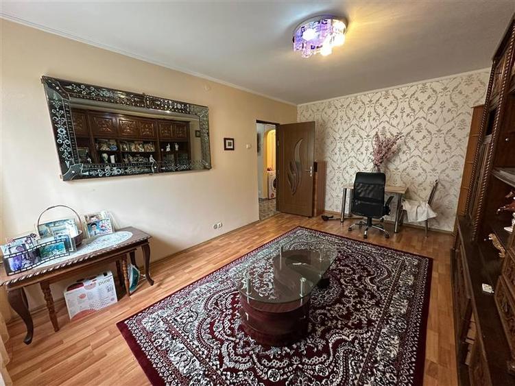 Apartament cu 3 camere decomandat, mobilat în Berceni