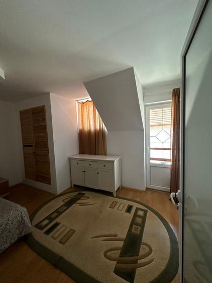 Apartament cu 3 camere decomandat, mobilat în Schei
