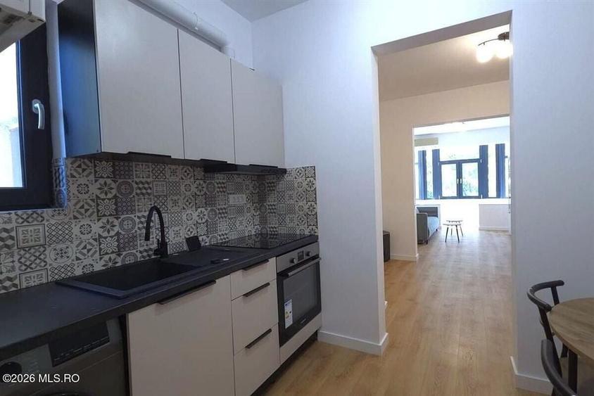 Apartament cu 5 camere semidecomandat în Central