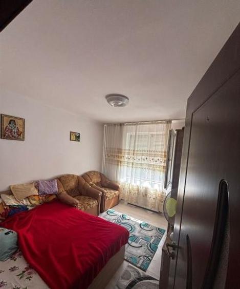 Apartament cu 3 camere semidecomandat în Gorjului