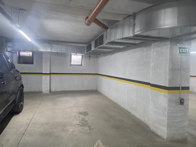 Apartament cu 3 camere semidecomandat în Tractorul