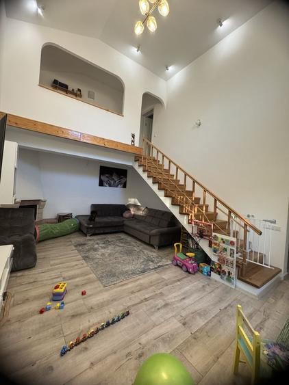 Casă cu 4 camere decomandat în Central