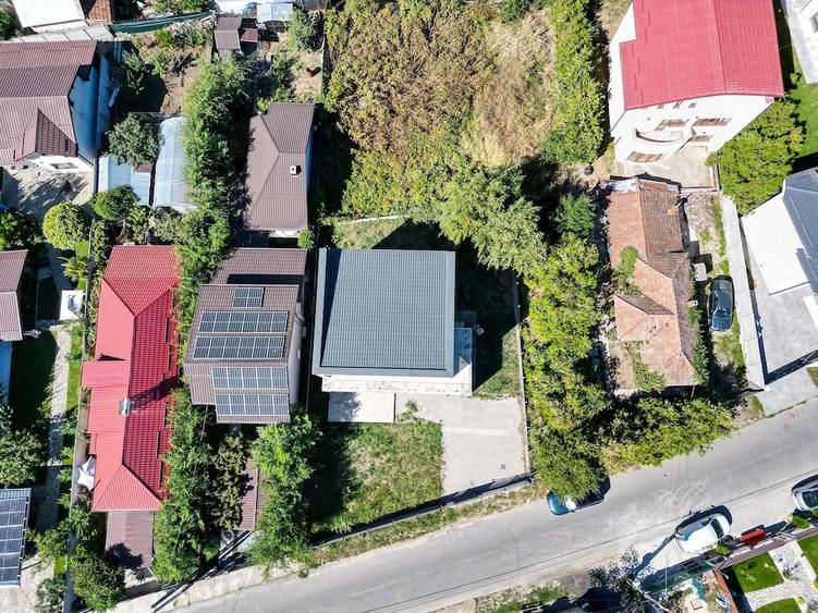 Casă cu 9 camere cu Teren 475 Mp în Tamași
