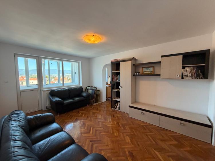 Apartament cu 3 camere semidecomandat în Central