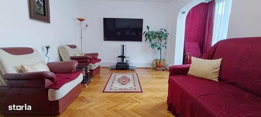 Apartament cu 4 camere decomandat în Tractorul