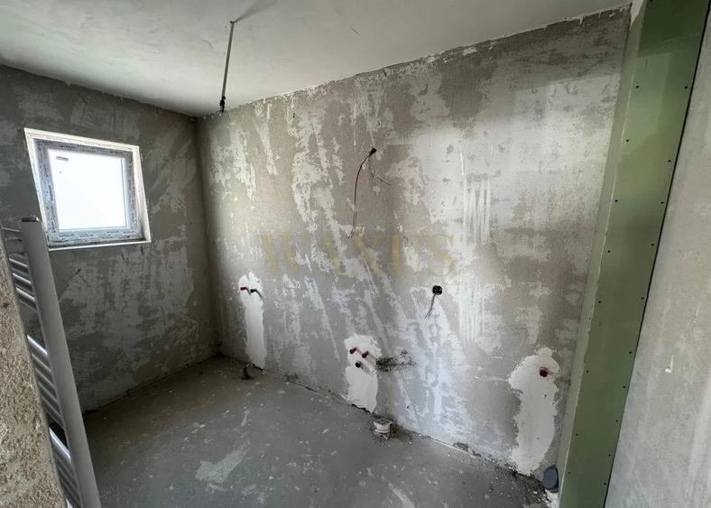 Apartament cu 3 camere semidecomandat în Florești